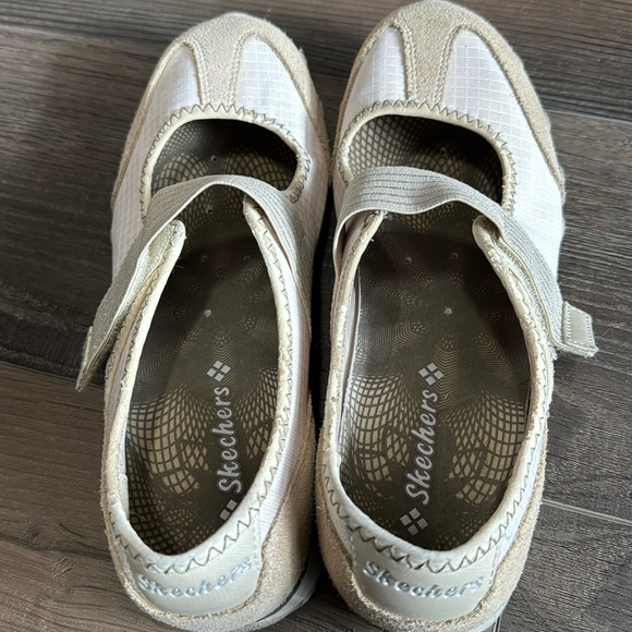 Cute Sketchers slip on shoes.  Ladies size 8 - Picture 1 of 6